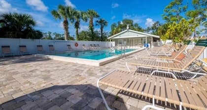 Cozy 1 bedroom 1 bath travel trailer in tranquil Naples with WiFi, AC