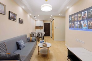 Una sala de estar moderna con un sofá, una mesita de centro y un comedor con sillas y una mesa.