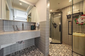 Classic Double Room, City View | Bathroom | Shower, rainfall showerhead, free toiletries, hair dryer - Yupan Yunge Homestay - Jiefangbei Store (Chongqing)