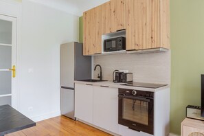 Kühlschrank, Mikrowelle, Ofen, Herdplatte