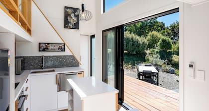 Mountain View Retreat Near Wanaka - Cosy Tiny Home Cottage