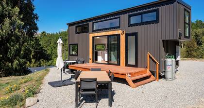 Mountain View Retreat Near Wanaka - Cosy Tiny Home Cottage