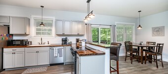 4-bedroom waterfront homestead near Williamsburg with WiFi, AC. Book now
