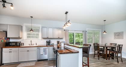 4-bedroom waterfront homestead near Williamsburg with WiFi, AC. Book now
