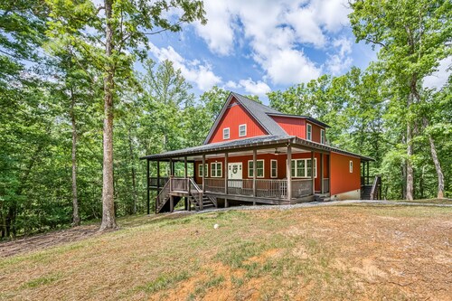4-bedroom waterfront homestead near Williamsburg with WiFi, AC. Book now