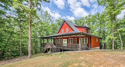 4-bedroom waterfront homestead near Williamsburg with WiFi, AC. Book now