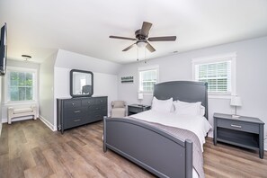 4 bedrooms, iron/ironing board, travel crib, free WiFi - 4-bedroom waterfront homestead near Williamsburg with WiFi, AC. Book now (Lanexa)