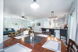 Dining - 4-bedroom waterfront homestead near Williamsburg with WiFi, AC. Book now (Lanexa)