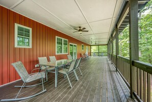 Outdoor dining - 4-bedroom waterfront homestead near Williamsburg with WiFi, AC. Book now (Lanexa)