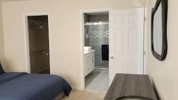 4 bedrooms, desk, free WiFi, bed sheets