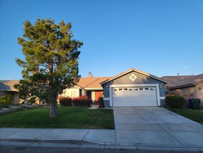 Exterior - Sunrise in The High Desert (Victorville)