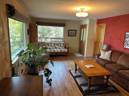 Beautiful 3-bedroom home in Redmond. Family friendly, walk to downtown!