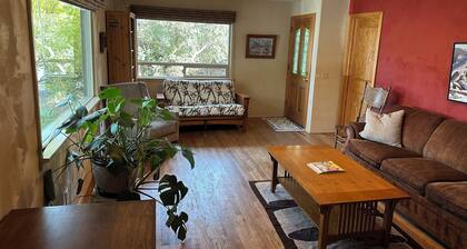 Beautiful 3-bedroom home in Redmond. Family friendly, walk to downtown!