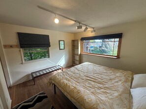 3 bedrooms, desk, free WiFi, bed sheets