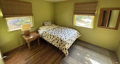 Beautiful 3-bedroom home in Redmond. Family friendly, walk to downtown!