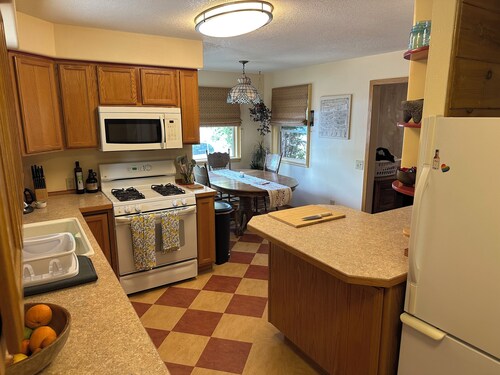 Beautiful 3-bedroom home in Redmond. Family friendly, walk to downtown!