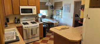 Beautiful 3-bedroom home in Redmond. Family friendly, walk to downtown!