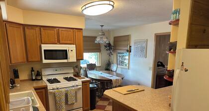 Beautiful 3-bedroom home in Redmond. Family friendly, walk to downtown!