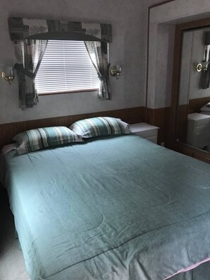 2 bedrooms, WiFi, bed sheets - CULTUS LAKE TIME (Lindell Beach)