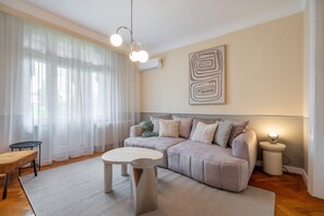 Appartement luxueux, 3 chambres, balcon | Aire de séjour | Téléviseur à écran plat de 49 po avec télévision numérique, Netflix