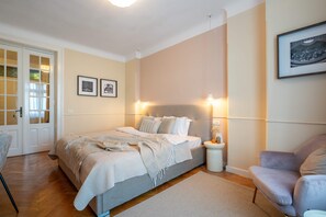 Appartement luxueux, 3 chambres, balcon | 3 chambres, rideaux d’obscurcissement, fer et planche à repasser