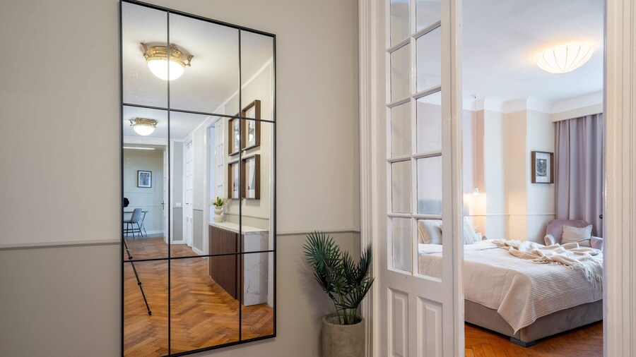 Romanian Athenaeum Flat - Refined 3BR Steps from Calea Victoriei