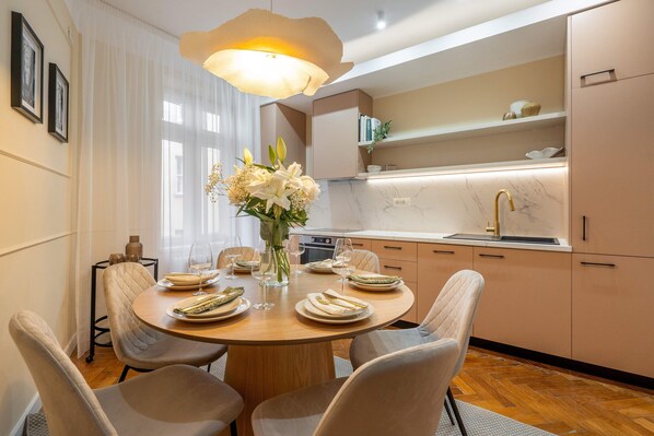 Appartement luxueux, 3 chambres, balcon | Aire de séjour | Téléviseur à écran plat de 49 po avec télévision numérique, Netflix