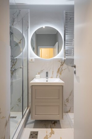 Appartement luxueux, 3 chambres, balcon | Salle de bain