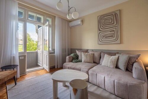 Romanian Athenaeum Flat - Refined 3BR Steps from Calea Victoriei