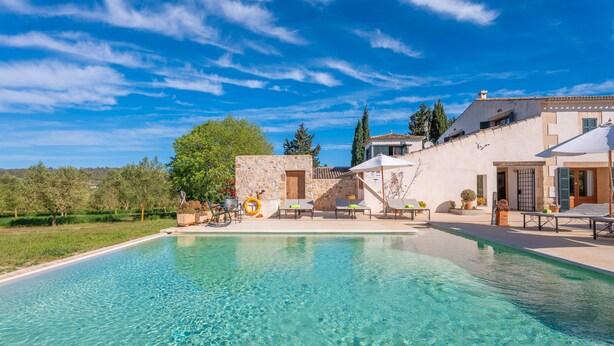 A swimming pool with clear water, surrounded by a patio area with lounge chairs and a stone wall. - GOSSALBA - TORREO - Nice room in agriturismo with shared pool and free Wifi (Sant Joan)