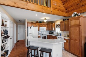 Microwave, oven, stovetop, dishwasher - Spacious 4-bedroom 4-bathroom house with WiFi, AC in peaceful Lake Ariel (Lake Ariel)