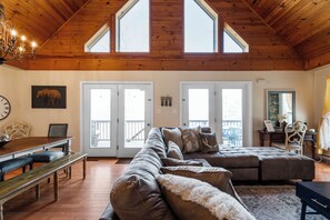 Smart TV, fireplace - Spacious 4-bedroom 4-bathroom house with WiFi, AC in peaceful Lake Ariel (Lake Ariel)