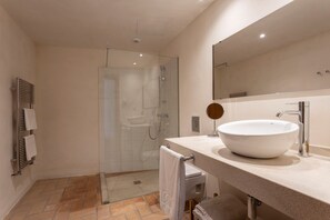 Een douche, handdoeken