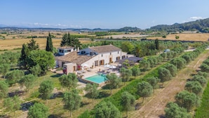 Une villa avec piscine, entourée d’oliviers et offrant un cadre champêtre.