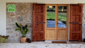A wooden door with a stone wall and a green sign labeled "AG/342". - GOSSALBA - DELUXE - Nice room in agriturismo with shared pool and free Wifi (Sant Joan)