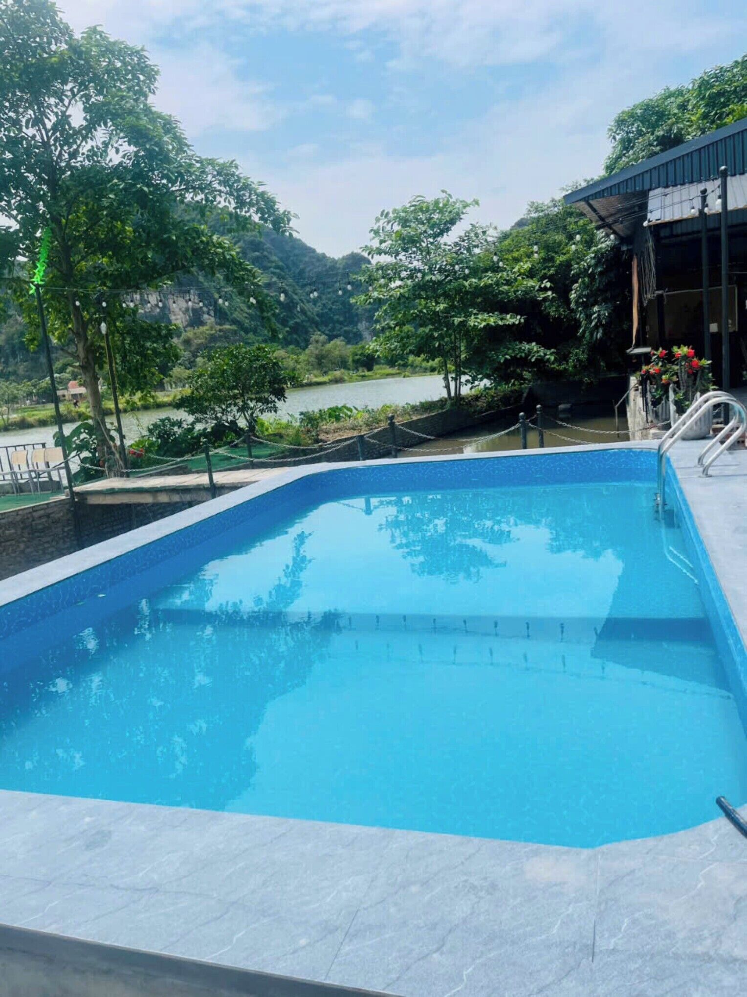 Una piscina al aire libre