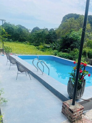 Una piscina al aire libre