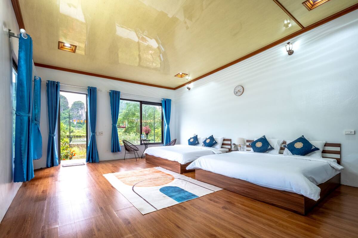 Chambre quadruple, patio, vue sur la montagne | Rideaux d’obscurcissement, accès au Wi-Fi (inclus), literie fournie