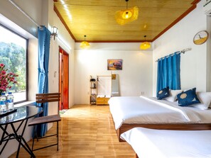 Chambre triple, patio, vue sur le fleuve | Rideaux d’obscurcissement, accès au Wi-Fi (inclus), literie fournie