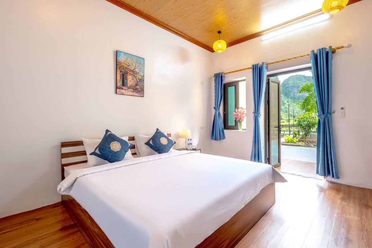 Chambre Deluxe double, patio | Rideaux d’obscurcissement, accès au Wi-Fi (inclus), literie fournie