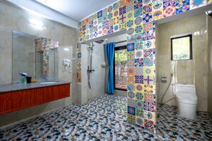 Chambre quadruple, patio, vue sur la montagne | Salle de bain | Douche, articles de toilette (gratuits), séchoir à cheveux, pantoufles