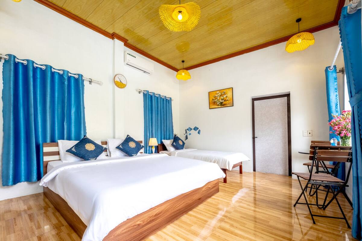 Chambre triple, patio, vue sur le fleuve | Rideaux d’obscurcissement, accès au Wi-Fi (inclus), literie fournie