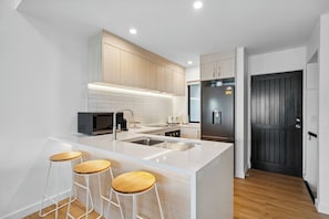 Refrigerador, microondas, horno y parrilla de estufa
