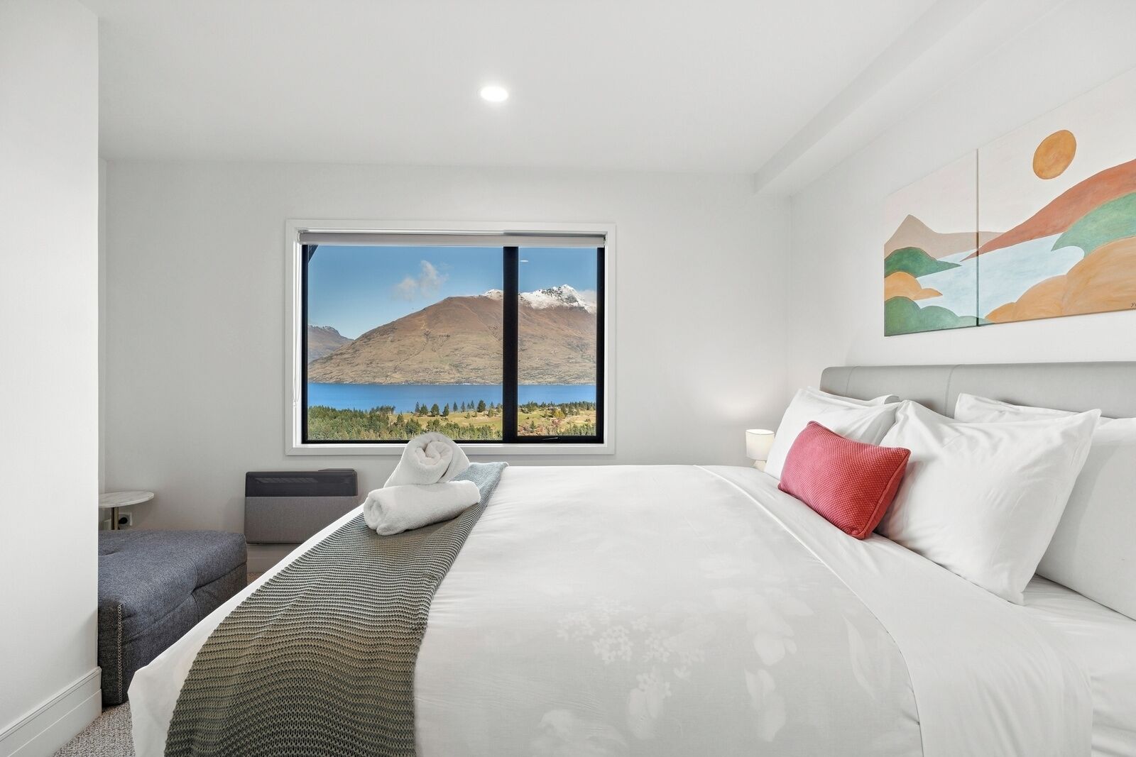 3 habitaciones, tabla de planchar con plancha, wifi y ropa de cama 