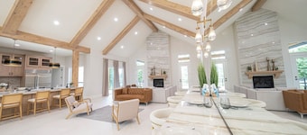6/7 Ski house, IKON, Snowbasin, Powder mtn, Hot Tub, sleeps up to 21