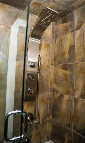 Shower, jetted bath, hair dryer, towels