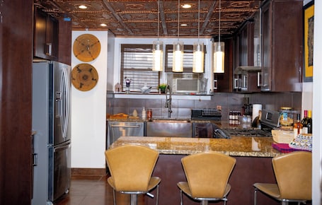 Microwave, oven, stovetop, dishwasher. African Oasis Luxury Inn at the Gallery in Fleetwood