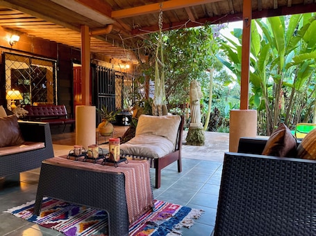 Terrace/patio. Linda cabaña rústica en Sarapiqui de Heredia con piscina y wifi