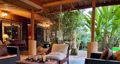 Linda cabaña rĂșstica en Sarapiqui de Heredia con piscina y wifi