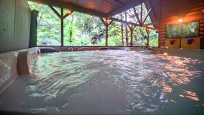 Ein Whirlpoolbereich mit Blick auf üppiges Grün.